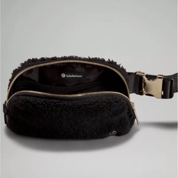 Lululemon Everywhere Belt Bag - Picture 2 of 8